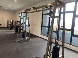 O centro de fitness e/ou as comodidades de fitness de Simfoni Tower 3R2B 8pax @C180@Chr Trader Square