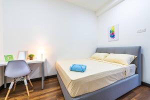 a bedroom with a bed and a desk and a chair at Simfoni Tower 3R2B 8pax @C180@Chr Trader Square in Seri Kembangan +37 photos