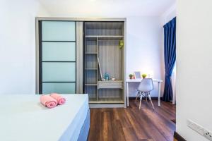 um quarto com uma cama com almofadas rosa em Simfoni Tower 3R2B 8pax @C180@Chr Trader Square em Seri Kembangan