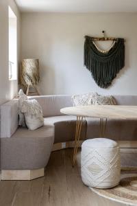 sala de estar con sofá y mesa en 't Hooiland, en Lo-Reninge