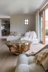 Sala de estar con mesa de centro de troncos de árbol en 't Hooiland, en Lo-Reninge