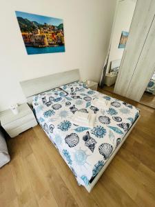 a bedroom with a bed with a blue and white blanket at La casa di Maria in Rapallo