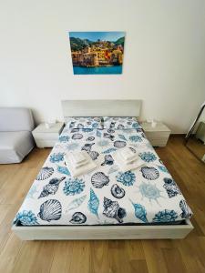 a bedroom with a bed with a blue and white comforter at La casa di Maria in Rapallo