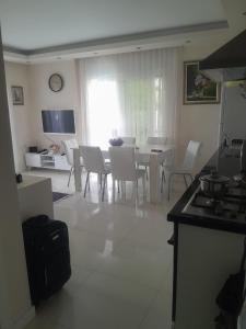 a kitchen and living room with a table and chairs at Konyaaltı Denize Yakın Kiralık Daire in Antalya