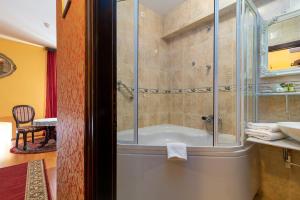 Bilik mandi di Heritage Hotel Pasike