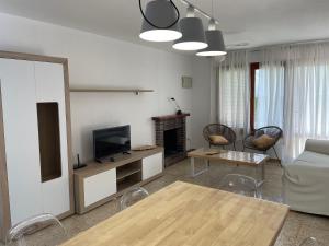 TV a/nebo společenská místnost v ubytování VILLA MARIBEL