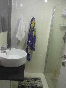 a bathroom with a sink and a shower at Konyaaltı Denize Yakın Kiralık Daire in Antalya