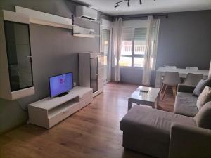 Televízia a/alebo spoločenská miestnosť v ubytovaní Apartamento Fabricio