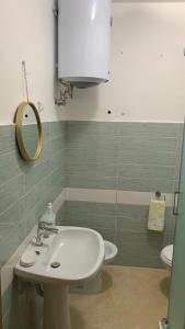 bagno con lavandino, specchio e servizi igienici di Casa vacanza, 200 m dal mare a Scalea