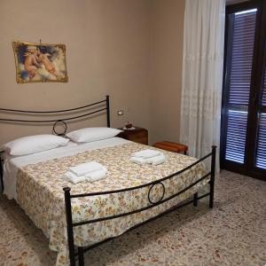 a bedroom with a bed with two towels on it at Alloggio Turistico Residenza Padovano in Sperlonga