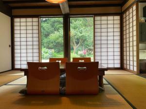 Posezení v ubytování 甘糟屋敷 Amakasu Yashiki KAMAKURA