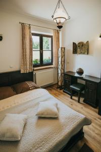 sypialnia z łóżkiem, biurkiem i oknem w obiekcie Grzechowisko w Wetlinie