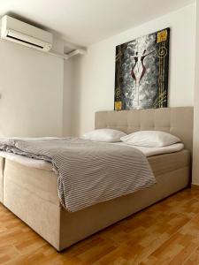 Bett in einem Schlafzimmer mit Wandgemälde in der Unterkunft Piazza in Dubrovnik