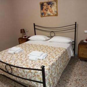 a bedroom with a bed with two towels on it at Alloggio Turistico Residenza Padovano in Sperlonga