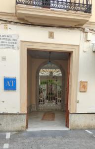 un ingresso a un edificio con arco di Apartamento la Capillita a Sanlúcar de Barrameda
