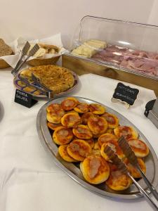 una tavola con due piatti di cibo su un tavolo di Hotel Modenese a Riccione