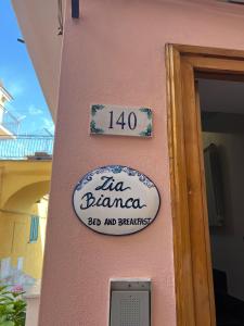 una señal en el lateral de un edificio rosa en Zia Bianca BeB, en Vietri