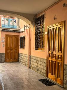una entrada a un edificio con puertas de madera en Zia Bianca BeB, en Vietri