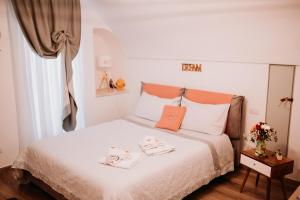 a bedroom with a bed with two towels on it at Dimora Pozzo Epifani in Noci