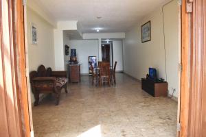 een woonkamer met een bank en een tafel en stoelen bij Condo In Carita - 9202B in Carita