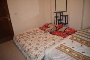 Tempat tidur dalam kamar di Condo In Carita - 9202B