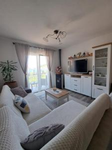 a living room with a couch and a table at Apartman Prošperino in Vis