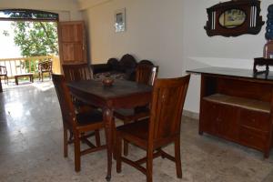 een eetkamer met een houten tafel en stoelen bij Condo In Carita - 9202B in Carita