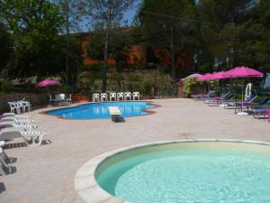 Piscina de la sau aproape de Hotel Il Poggetto