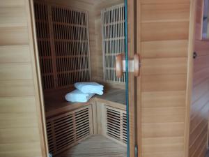 a walk in shower with towels in a sauna at La Varenne in Monthou-sur-Cher