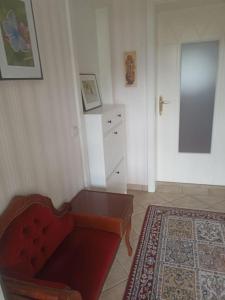 uma sala de estar com um sofá vermelho e uma cómoda em Ferienwohnung Gütl am Weg em Ebenzweier