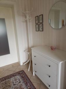 uma cómoda branca num quarto com um espelho em Ferienwohnung Gütl am Weg em Ebenzweier