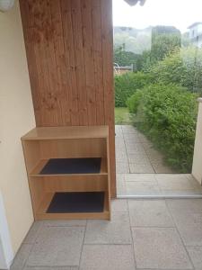 a wooden book shelf sitting in the corner of a room at Ferienwohnung Gütl am Weg in Ebenzweier