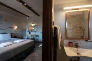 Katil atau katil-katil dalam bilik di Petra & Fos Boutique Hotel & Spa