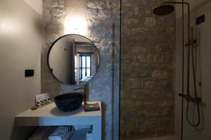 Bilik mandi di Petra & Fos Boutique Hotel & Spa