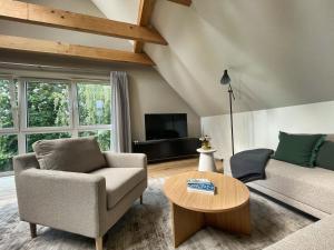 ein Wohnzimmer mit einem Sofa und einem Tisch in der Unterkunft Der Schuppen in Mildstedt