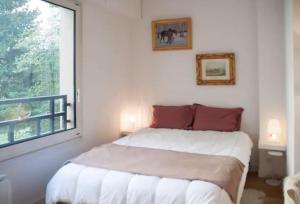 En eller flere senge i et værelse på Logement entier : appartement • Chez Cecile