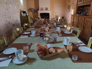 - une longue table avec du pain et des viennoiseries dans l'établissement La Varenne, à Monthou-sur-Cher