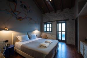 Postel nebo postele na pokoji v ubytování Petra & Fos Boutique Hotel & Spa