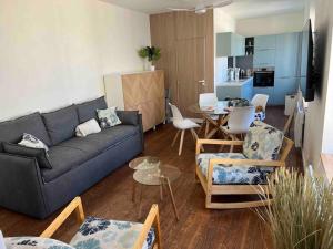 a living room with a couch and a table at La wim’ au bord de l’eau in Wimereux