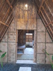 una entrada a un granero de madera con techo en Apache surf villa en San Isidro