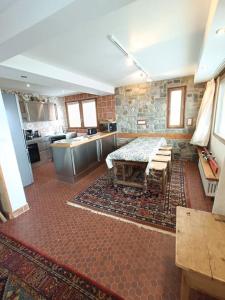 - une cuisine avec une table au milieu d'une pièce dans l'établissement Superbe appart 6p Tignes Le LAC, à Tignes