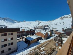 a city in the snow with mountains in the background at Superbe appart 6p Tignes Le LAC in Tignes