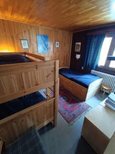een slaapkamer met 2 stapelbedden en een tafel bij Superbe appart 6p Tignes Le LAC in Tignes