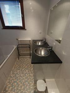 La salle de bains est pourvue d'un lavabo, de toilettes et d'un miroir. dans l'établissement Superbe appart 6p Tignes Le LAC, à Tignes