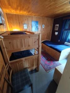 a small room with two bunk beds in a cabin at Superbe appart 6p Tignes Le LAC in Tignes