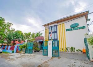 棉兰Vosstel Guest House的侧面有标志的建筑物