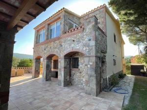 una vista exterior de una casa de piedra en Belvilla by OYO Pr ciliC dri, en Calonge