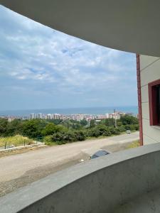 widok na drogę z okna budynku w obiekcie Parlayan Suite Trabzon w mieście Akcaabat