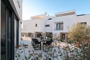 un patio con tavolo e sedie su un balcone di Villa Fortunal a Murter