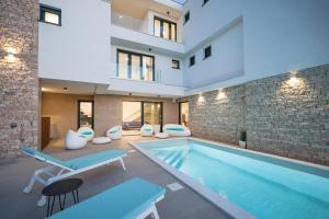 una casa con piscina e un edificio di Villa Fortunal a Murter Altre 37 foto